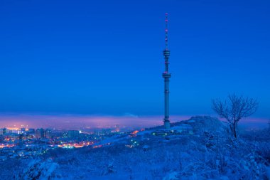 Kazak şehri Almaty 'deki Kok Tobe Dağı' ndaki ünlü televizyon kulesi.