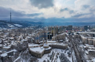 Kış günü, kar kaplı Kazak şehri Almaty 'nin bir kuadkopterinden görüntüler