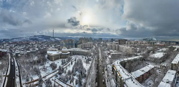 Kış günü, kar kaplı Kazak şehri Almaty 'nin bir kuadkopterinden görüntüler