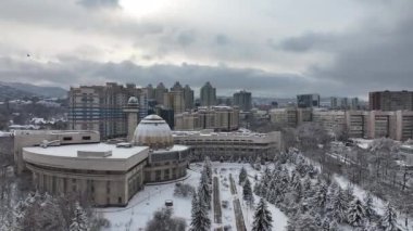 Kış günü, kar kaplı Kazak şehri Almaty 'nin bir kuadkopterinden görüntüler