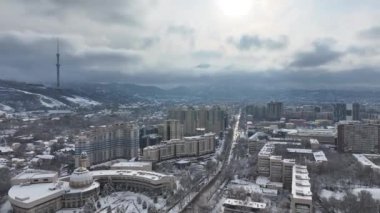 Kış günü, kar kaplı Kazak şehri Almaty 'nin bir kuadkopterinden görüntüler