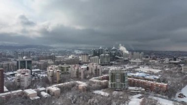 Kış günü, kar kaplı Kazak şehri Almaty 'nin bir kuadkopterinden görüntüler