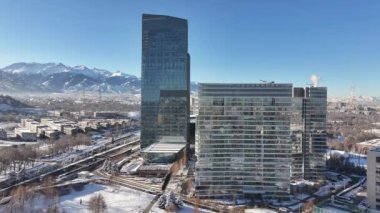 Almaty, Kazakistan. 18.12.2024. Kazak şehri Almaty 'nin iş merkezinde kış günü otel, iş merkezi ve daireleri olan modern binalar kompleksi.