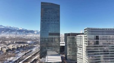 Almaty, Kazakistan. 18.12.2024. Kazak şehri Almaty 'nin iş merkezinde kış günü otel, iş merkezi ve daireleri olan modern binalar kompleksi.