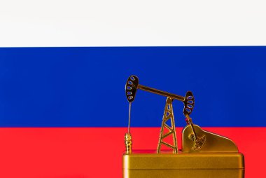 Rus bayrağının arka planında altın yağ pompası