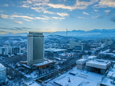 Almaty, Kazakistan, 12.21.2024. Karlı bir kış sabahında Kazak şehri Almaty 'nin merkez kısmının bir kuadkopterinden görüntü