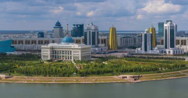  Kazakistan cumhurbaşkanının ikametgahıyla Astana şehrinin merkezi manzarası 