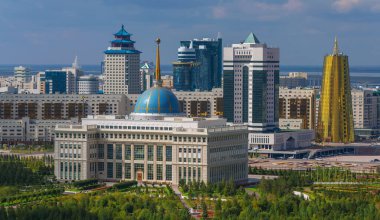  Kazakistan cumhurbaşkanının ikametgahıyla Astana şehrinin merkezi manzarası 