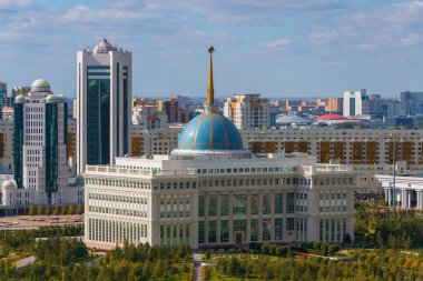  Kazakistan cumhurbaşkanının ikametgahıyla Astana şehrinin merkezi manzarası 
