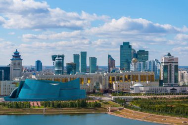 Astana, Kazakistan 'ın merkez kısmının, hükümet binasıyla görüntüsü