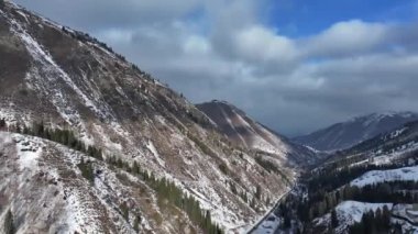 Bulutlu bir kış gününde Kazak şehri Almaty yakınlarındaki Trans-Ili Alatau dağlarında resim gibi bir vadi.
