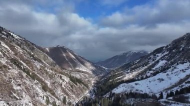 Bulutlu bir kış gününde Kazak şehri Almaty yakınlarındaki Trans-Ili Alatau dağlarında resim gibi bir vadi.