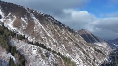 Bulutlu bir kış gününde Kazak şehri Almaty yakınlarındaki Trans-Ili Alatau dağlarında resim gibi bir vadi.