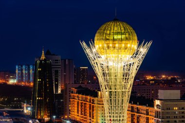 Astana, Kazakistan. 07.09.2018. Bir yaz akşamı Astana şehri Kazakistan 'ın merkez kısmının manzaralı görüntüsü.