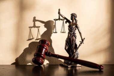 Bu figür ve hakimin tokmağı.