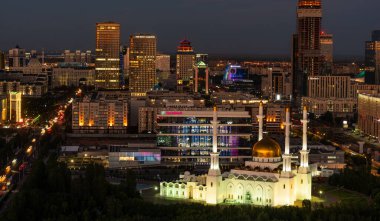 Astana, Kazakistan, 03.07.2018. Astana, Kazakistan 'ın merkezi manzarası, bir yaz akşamında bir gökdelenin çatısından.