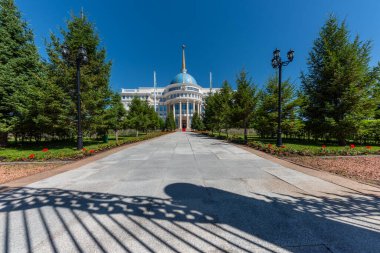 Güneşli bir günde Astana şehrinde bulunan Kazakistan Başkanı Akorda 'nın evi