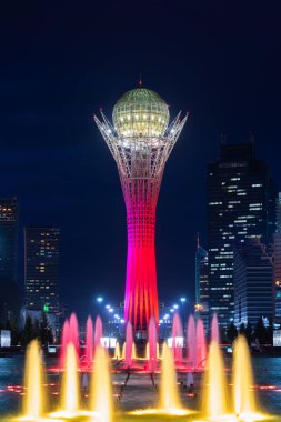 Astana, Kazakistan, 09.10.2014. Astana, Kazakistan 'ın merkezi manzaralı bulutlu bir akşamda görülüyor.
