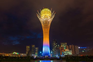 Astana, Kazakistan, 09.10.2014. Astana, Kazakistan 'ın merkezi manzaralı bulutlu bir akşamda görülüyor.