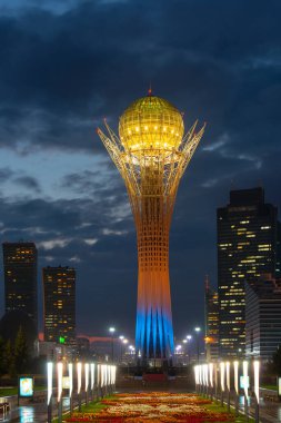 Astana, Kazakistan, 09.10.2014. Astana, Kazakistan 'ın merkezi manzaralı bulutlu bir akşamda görülüyor.