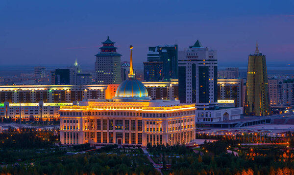 Резиденция Президента Республики Казахстан Акорды в городе Астана с вечерним освещением