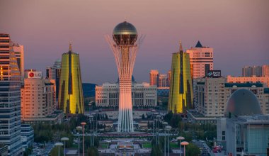  Başkent Kazakistan Astana 'nın ana caddesindeki merkezi manzarası.