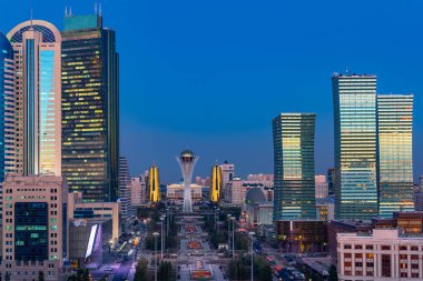  Başkent Kazakistan Astana 'nın ana caddesindeki merkezi manzarası.