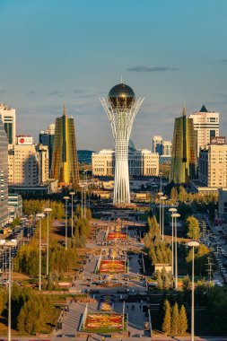  Başkent Kazakistan Astana 'nın ana caddesindeki merkezi manzarası.