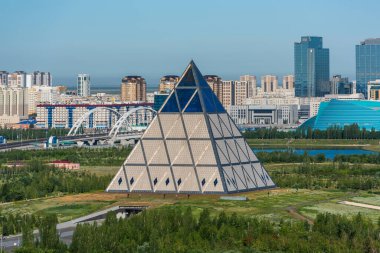 Astana, Kazakistan, 07.05.2014. Barış ve Uzlaşma Sarayı Kazakistan 'ın başkenti Astana' da bir sonbahar günü piramit şeklinde.