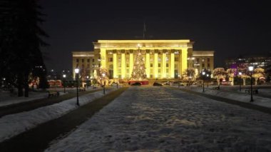 Bir kış akşamı Kazak 'ın en büyük şehri Aliata' nın şehir meydanında yeni yıl ağacı.