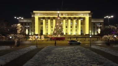 Bir kış akşamı Kazak 'ın en büyük şehri Aliata' nın şehir meydanında yeni yıl ağacı.