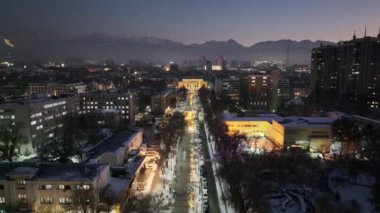 Kış akşamı alacakaranlıkta Kazak şehri Almaty 'nin merkez kısmının bir kuadkopterinden görüntü