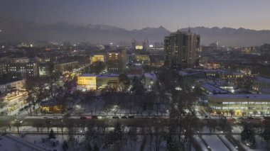 Kış akşamı alacakaranlıkta Kazak şehri Almaty 'nin merkez kısmının bir kuadkopterinden görüntü