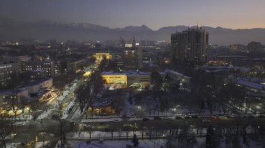 Kış akşamı alacakaranlıkta Kazak şehri Almaty 'nin merkez kısmının bir kuadkopterinden görüntü