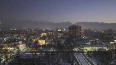 Kış akşamı alacakaranlıkta Kazak şehri Almaty 'nin merkez kısmının bir kuadkopterinden görüntü