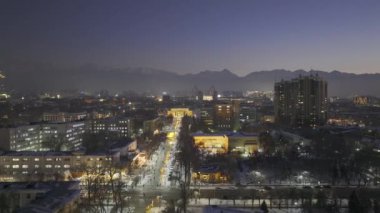 Kış akşamı alacakaranlıkta Kazak şehri Almaty 'nin merkez kısmının bir kuadkopterinden görüntü