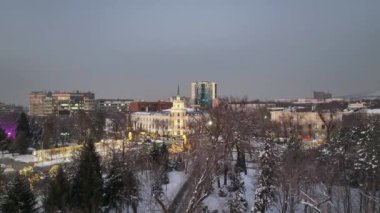 Kış akşamı alacakaranlıkta Kazak şehri Almaty 'nin merkez kısmının bir kuadkopterinden görüntü