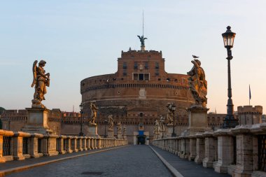 Castel Sant 'Angelo, Hadrian anıtı olarak da bilinen Roma mimari anıtıdır.