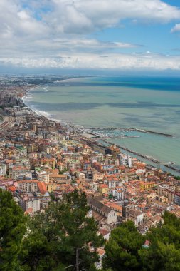 İtalya 'nın Salerno şehrinin yoğun nüfuslu bölgeleri. Salerno İtalya 'nın güneyinde, Campania bölgesinin Salerno ilinin merkezi olan Tyrhenian Denizi' nde bir şehir ve limandır..