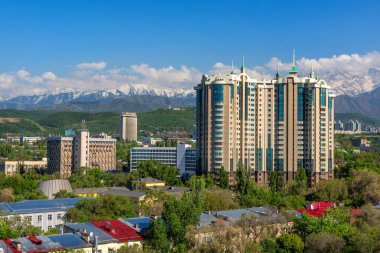 Bir bahar günü, Kazak şehri Almaty 'nin havadan görünüşü bir dağ sırasının arka planına karşıdır.