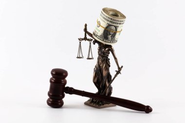 Kafasında bir paket dolar olan Themis heykeli.