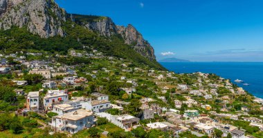 Capri Adası 'nın ünlü İtalyan tatil köyündeki evler.