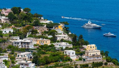 Capri Adası 'nın ünlü İtalyan tatil köyündeki evler.