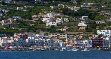 Capri, İtalya, 05.31.2019. Güneşli bir günde, İtalya 'nın ünlü tatil beldesi Capri' deki yat ve gemiler için Marina..