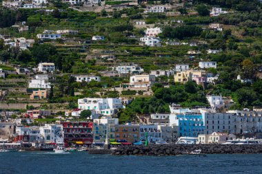 Capri, İtalya, 05.31.2019. Güneşli bir günde, İtalya 'nın ünlü tatil beldesi Capri' deki yat ve gemiler için Marina..