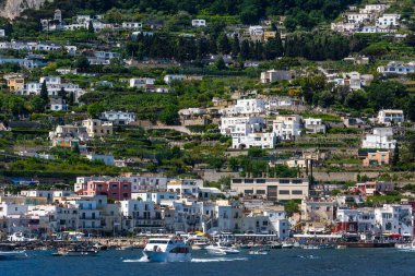 Capri, İtalya, 05.31.2019. Güneşli bir günde, İtalya 'nın ünlü tatil beldesi Capri' deki yat ve gemiler için Marina..