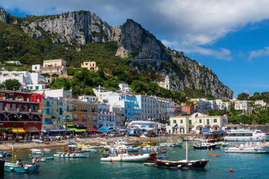 Capri, İtalya, 05.31.2019. Güneşli bir günde, İtalya 'nın ünlü tatil beldesi Capri' deki yat ve gemiler için Marina..