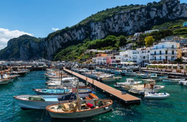 Capri, İtalya, 05.31.2019. Güneşli bir günde, İtalya 'nın ünlü tatil beldesi Capri' deki yat ve gemiler için Marina..