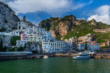 Amalfi, İtalya, 05.30. 2019. İtalyan şehri Amalfi 'nin kıyılarındaki gemiler için rıhtım, UNESCO Dünya Mirası Listesi olarak listelenen Amalfi Sahili' nin kalbi..