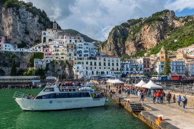 Amalfi, İtalya, 05.30. 2019. İtalyan şehri Amalfi 'nin kıyılarındaki gemiler için rıhtım, UNESCO Dünya Mirası Listesi olarak listelenen Amalfi Sahili' nin kalbi..